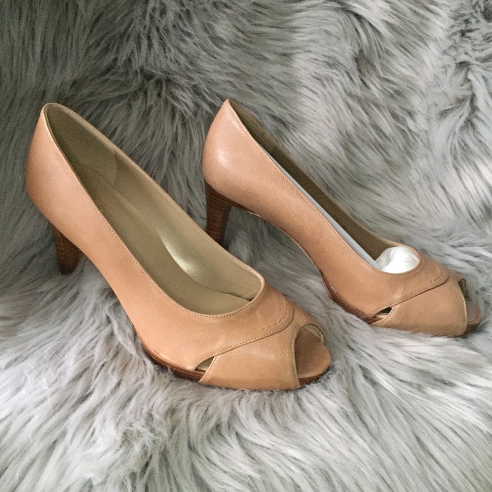 Stuart Weitzman taupe leather peep toe heels NWT